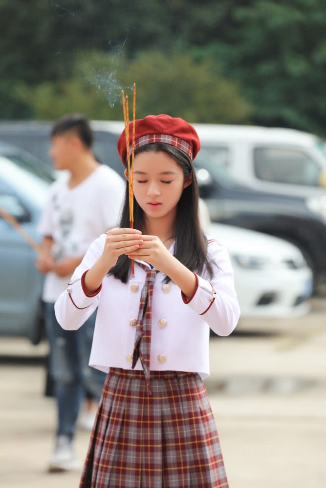 黄杨钿甜今年快成儿童剧女主了,穿格纹学生装的她看起来好甜