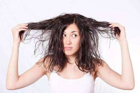 女生解决头发干枯毛躁的方法,养护出光泽发质的秘诀